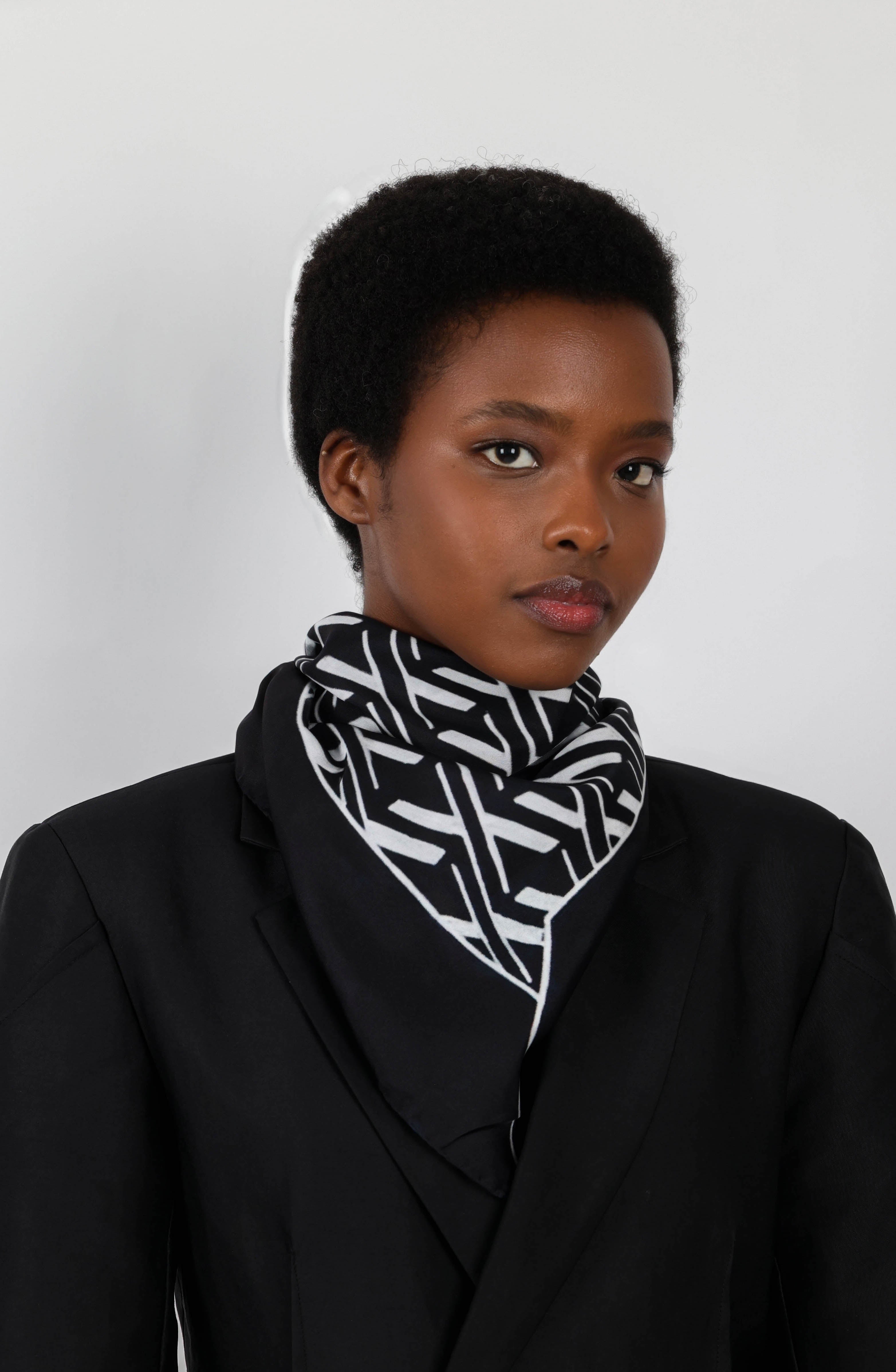 LARGE ADE SIGNATURE SILK SCARF - BLACK