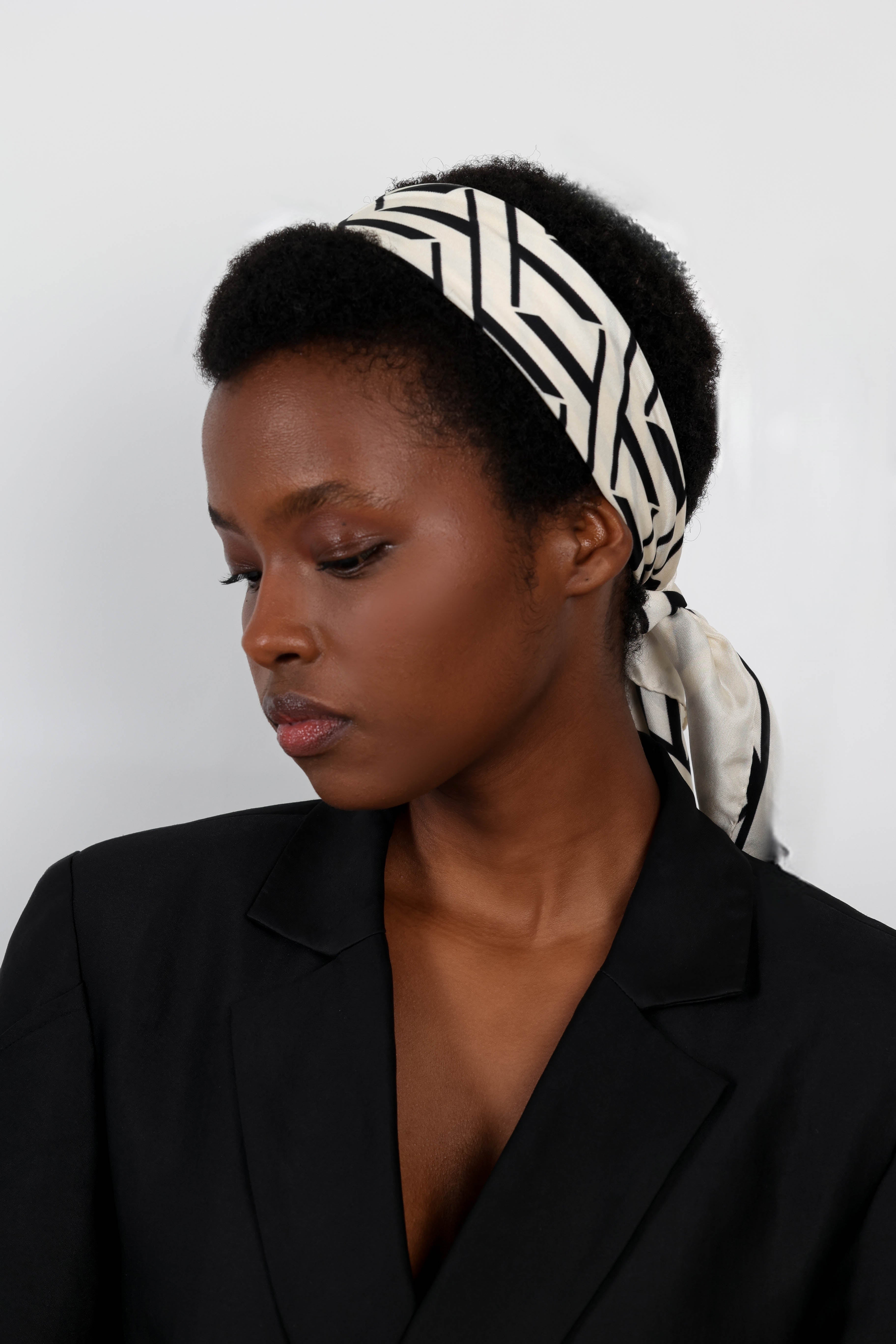 LARGE ADE SIGNATURE Silk SCARF - CREME