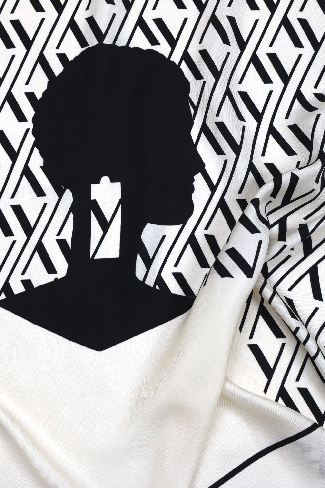 LARGE ADE SIGNATURE Silk SCARF - CREME