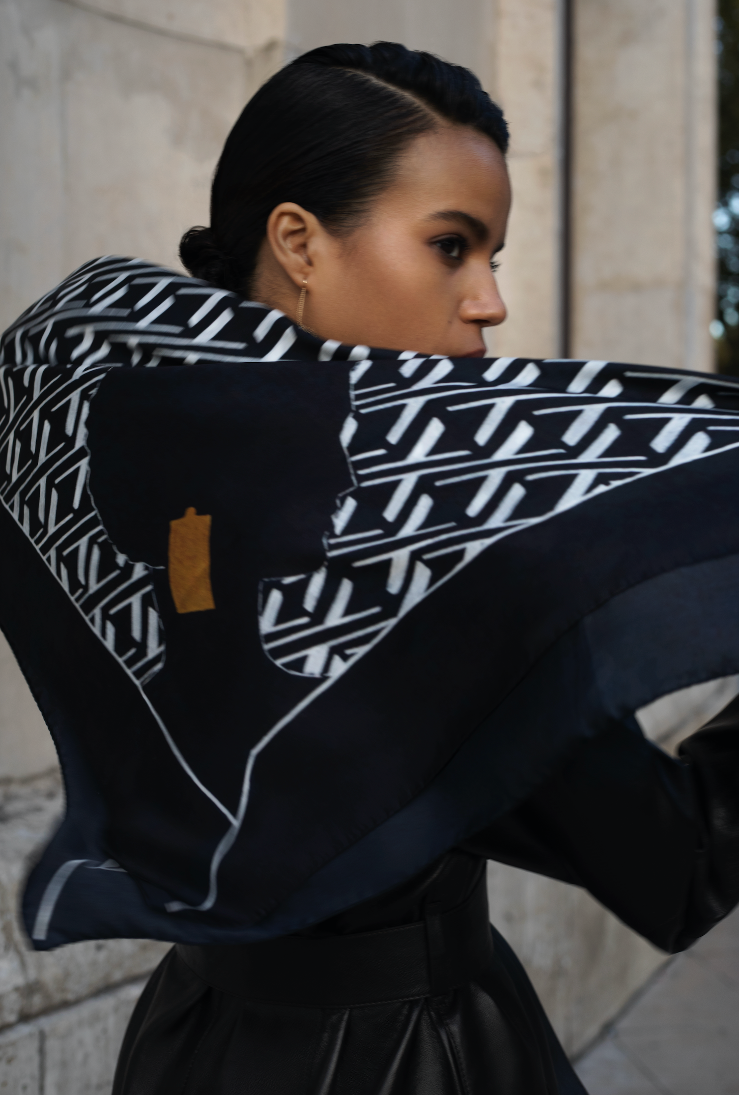 LARGE ADE SIGNATURE SILK SCARF - BLACK