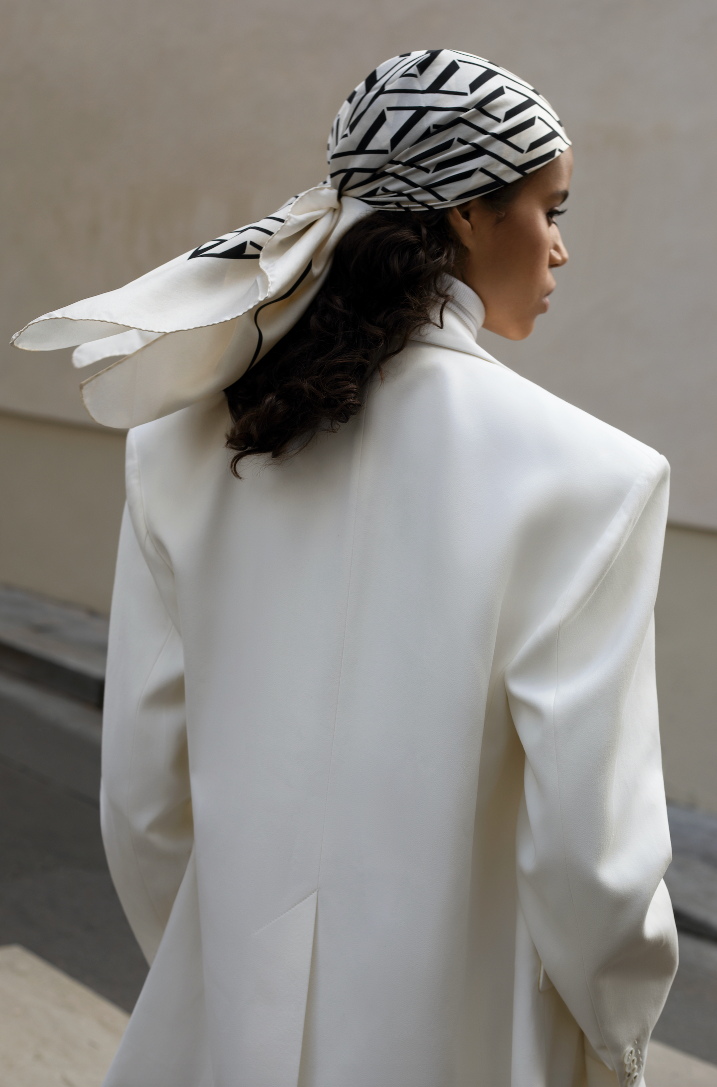 LARGE ADE SIGNATURE Silk SCARF - CREME